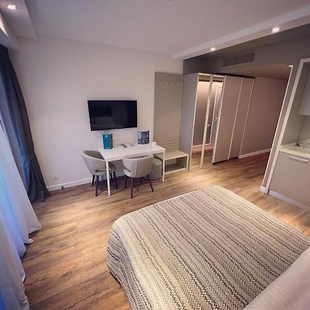 Gq Apartments On First Line Батуми Екстериор снимка