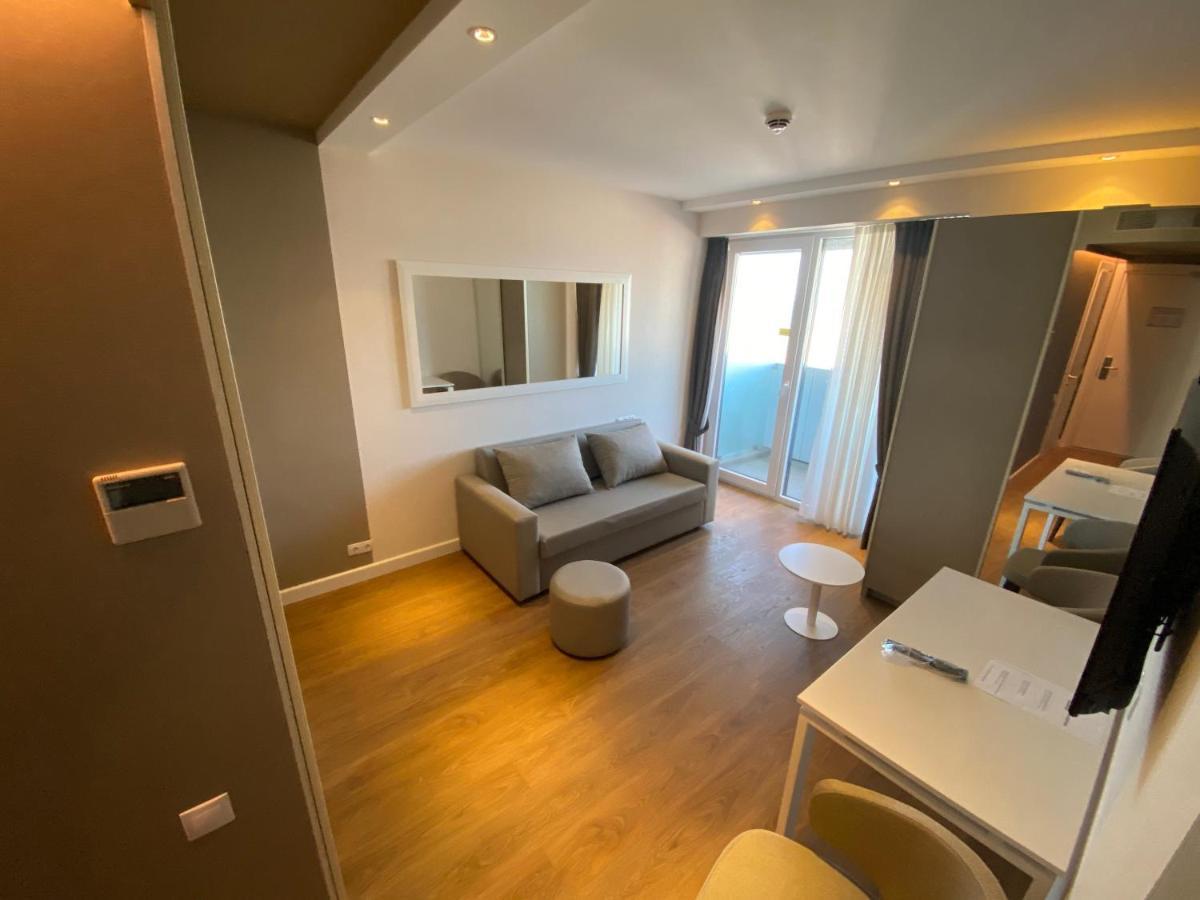 Gq Apartments On First Line Батуми Екстериор снимка