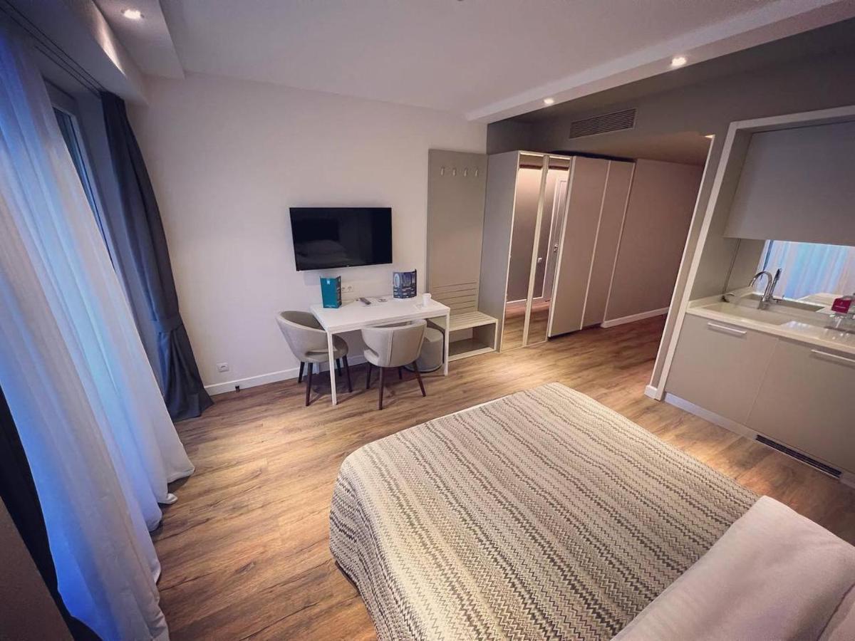 Gq Apartments On First Line Батуми Екстериор снимка